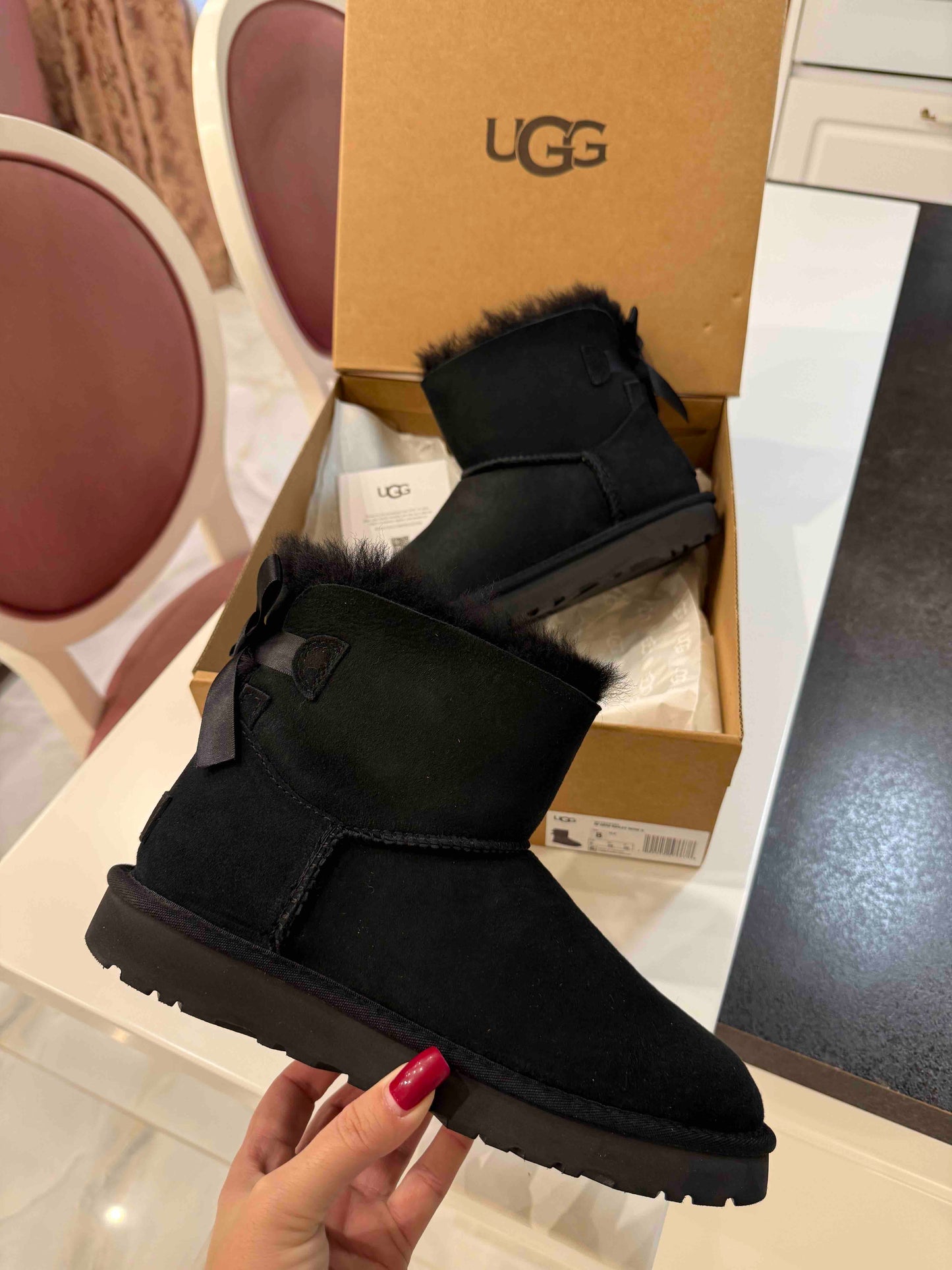 Crne UGG čizmice sa mašnicom
