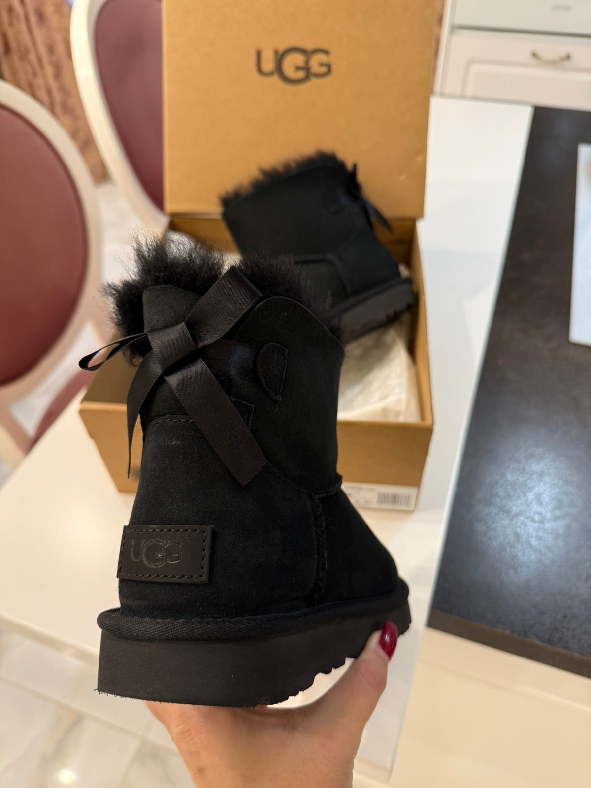 Crne UGG čizmice sa mašnicom